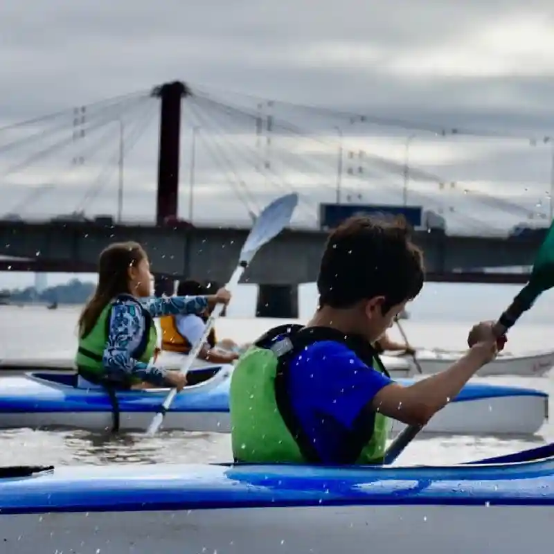 Colonia de verano para niños con canotaje